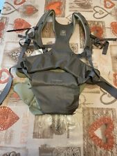 Stokke – Zaino marsupio MyCarrier frontale/posteriore verde e grigio.