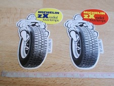 2 autocollants différents