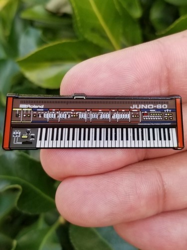 Smalto sintetizzatore spilla