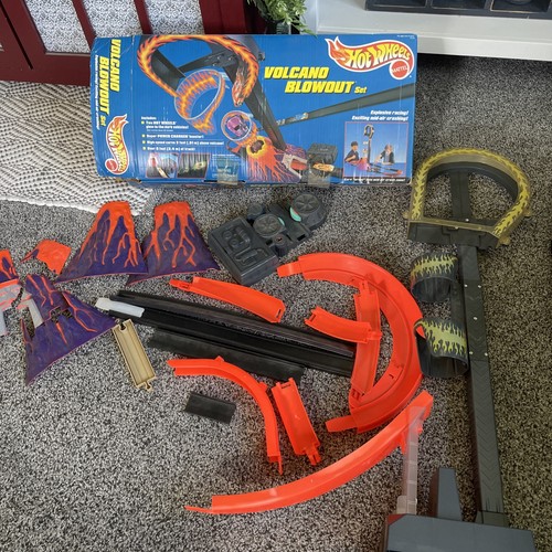 Hot wheels volcano blowout set - blowout,