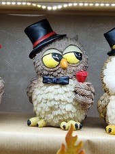 OWL CHOUETTE BÚHO EULE EULEN GUFO GUFI FUNNY IN RESINA CON CAPPELLO E ROSA ROSSA