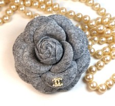 Broche Camélia Gris