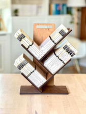 Libreria a 3 Ripiani, Motivo