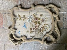 Quando Ricamato Con Fiori E Rondine E Cornice Rivestita In Velluto