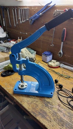 Occhiellatrice professionale - occhiellatrice,