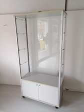 VETRINETTA IN LAMINATO, ALLUMINIO E CRISTALLO CON RIPIANI IN CRISTALLO, SU RUOTE