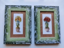 Due quadri moderni con fiori in vaso rossi e gialli, cornice in legno verde  [2]