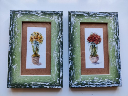 Due quadri moderni con fiori