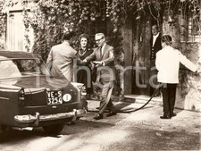 1960 ca ROMA Segretaria di Liz TAYLOR lascia la villa dopo licenziamento FOTO