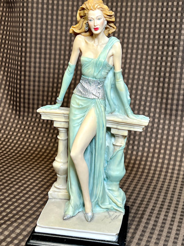 Scultura statua dipinta resina