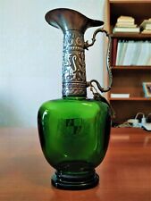 Bottiglia in vetro con rivestimento in metallo. Stock