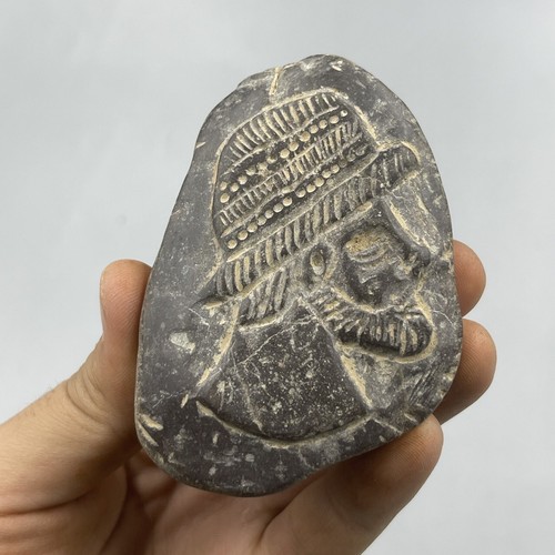 Piastrella raffigurante volto