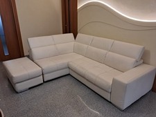 Divano Letto Angolare Bianco e Pouf
