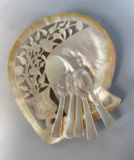 SET CAVIALE 1 GUSCIO 5 CUCCHIAINI MATERIALE NATURALE CANGIANTE DECORO INTAGLIATO