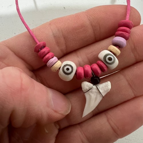 Collana con ciondolo - dente, di