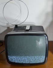 VECCHIO TELEVISORE IN BIANCO E