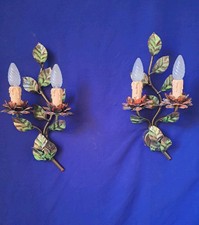 Decorazione floreale in ferro multicolore con due candele