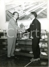 1957 CICLISMO Alfio FRATI e Alfredo SABBADIN per firma contratto con ASBORNO (4)