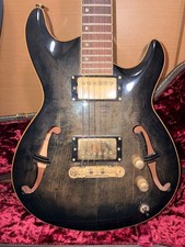 Chitarra elettrica semi-acustica in legno senza tempo usata dal Giappone