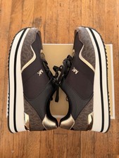 Woman's Fashion Sneakers