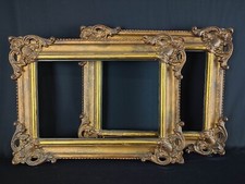 Coppia cornici in legno, applicazioni in gesso, con finitura dorata, XIX secolo