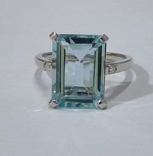 Anello con acquamarina naturale e diamanti 7,50 carati in oro bianco 14 kt