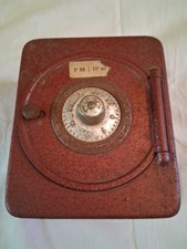 PICCOLA CASSAFORTE CON APERTURA A COMBINAZIONE CON SEGNI DEL TEMPO MIS.10X6 H.12