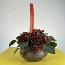 composizione natalizia in vaso di rame vintage con candele