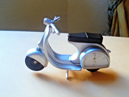 Modellino vespa con - con, orologio