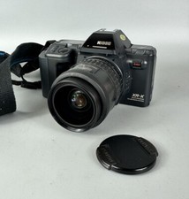 Fotocamera reflex pellicola 35 mm Ricoh XR-X anni 80 con obiettivo zoom Pentax 28-70 mm - testata