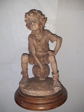 Scultura artista Giuseppe Armani - Bambino seduto sul pallone