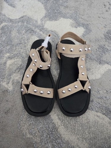 Sandali bassi beige borchie