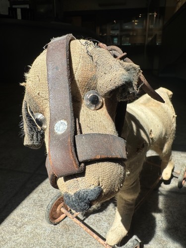 Antico cane giocattolo peluche