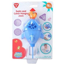 Nuota e cattura lo squalo con