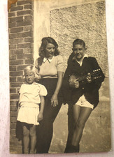 Mamma e figli il figlio tiene