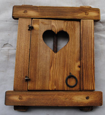 Finestra in legno con grata in