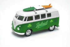 Furgone camper Volkswagen 1963 T1 pressofuso dipinto con tavola da surf...