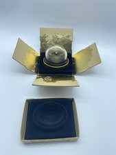 Bottiglia vuota con scatola