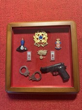 Teca contenente vari oggetti