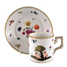 Lattina e piattino caffè