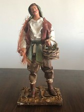 Cartapesta, artigianato leccese, statuetta di uomo con cesto. 28 cm.