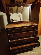 Credenza in arte povera con piano in marmo rosa e specchiera