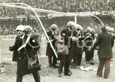 1965 ca CALCIO Campionato SAMPDORIA vs INTER Polizia in campo ULTRAS 30x24 cm