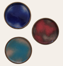 DE POLI PAOLO (Padova, 1905 - 1996) 3 SOTTOBICCHIERI smalto s. d. diametro cm. 