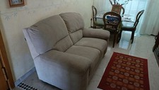 divano fisso 3 posti in tessuto usato pochissimo. Molto comodo 