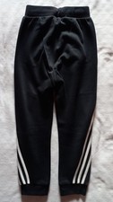 Pantaloni tuta Adidas da bambin età 9 -10 anni, in buone condizioni, poco usati.