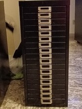 cassettiera in metallo 18 cassetti dimensioni 28L x 41P x 67,5 H. colore nero