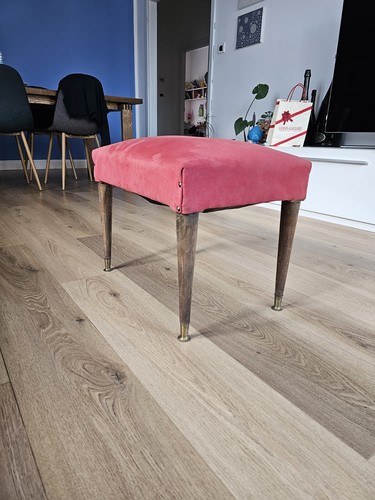 Pouf con gambe coniche anni