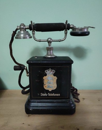 Telefono antico con manovella