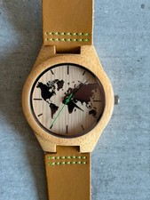 Orologio di legno con mondo